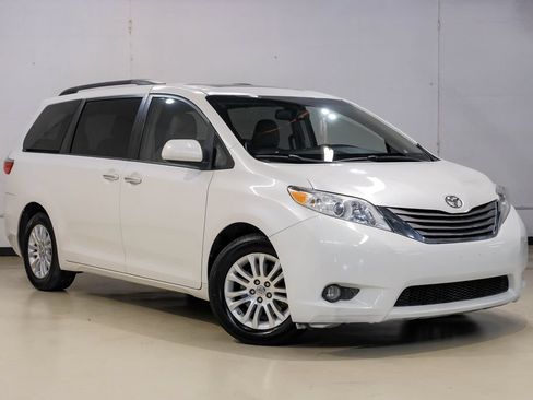 Used 2016 Toyota Sienna XLE w/ XLE Navigation Package FWD image 8
