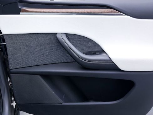 Used 2022 Tesla Model X image 30