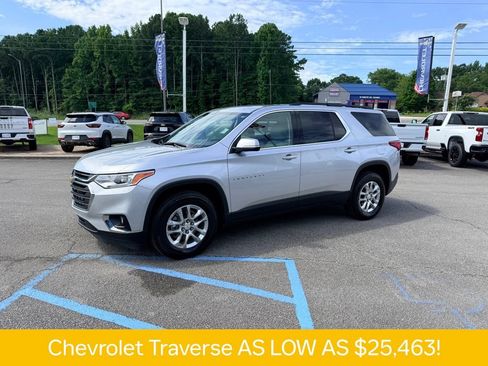 Used 2020 Chevrolet Traverse LT FWD image 2