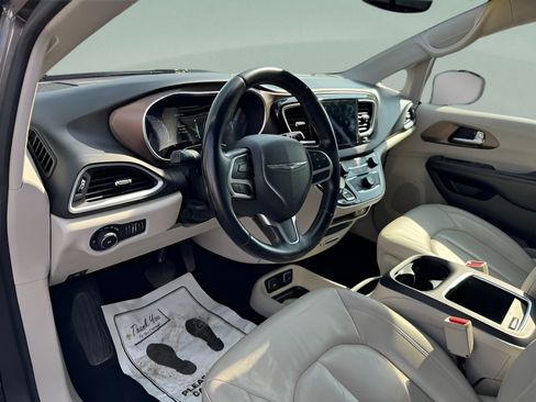 Used 2018 Chrysler Pacifica Touring-L Plus FWD image 23