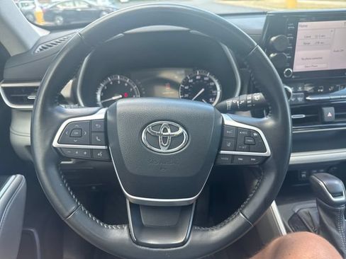 Used 2022 Toyota Highlander XLE AWD/4WD image 17