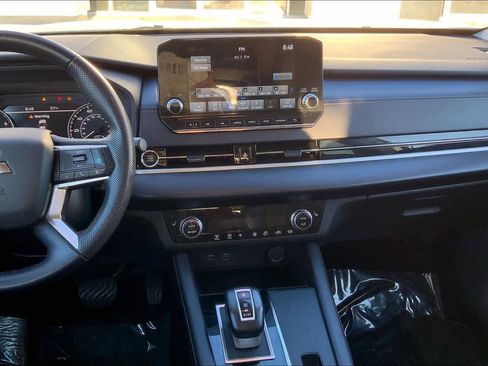 Used 2023 Mitsubishi Outlander SE image 6