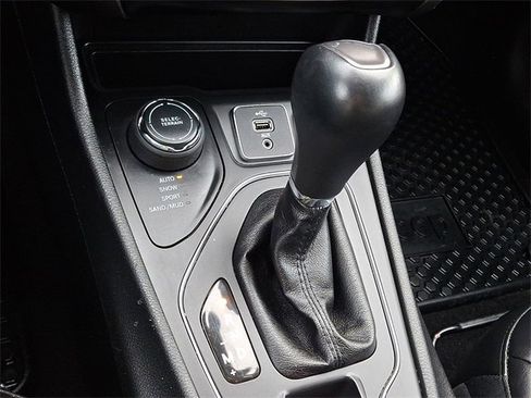 Used 2019 Jeep Cherokee Latitude Plus w/ Cold Weather Group image 14