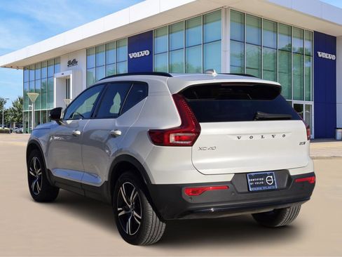 Used 2024 Volvo XC40 B5 Core image 4
