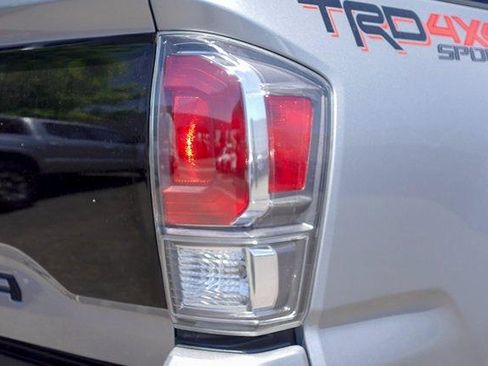 Used 2021 Toyota Tacoma TRD Sport w/ TRD Premium Sport Package AWD/4WD image 7
