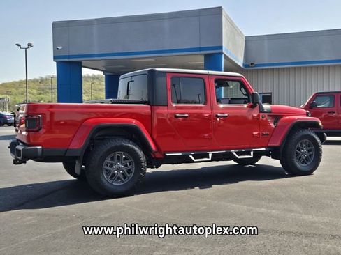 Used 2024 Jeep Gladiator Sport image 3