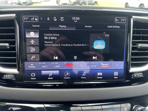 Used 2024 Chrysler Pacifica Touring-L FWD image 26