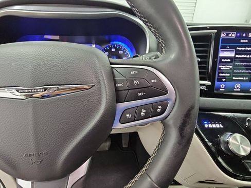Used 2023 Chrysler Pacifica Touring-L FWD image 27