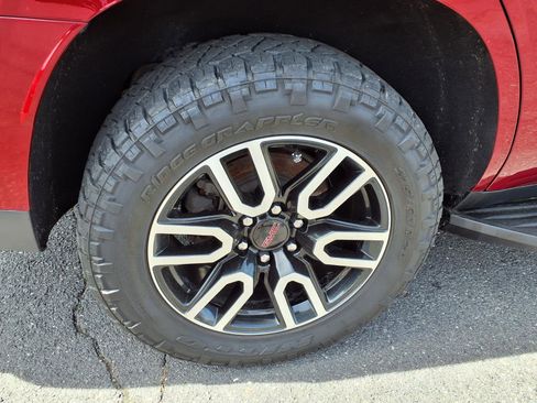 Used 2022 GMC Yukon AT4 w/ Technology Package AWD/4WD image 12