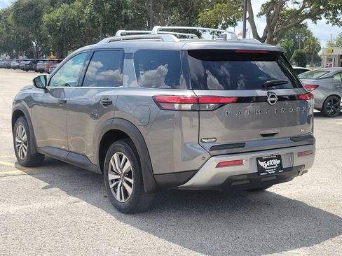 Used 2022 Nissan Pathfinder SL FWD image 3