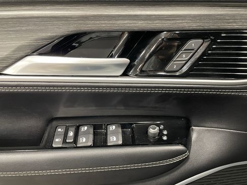 Used 2023 Jeep Wagoneer Series III w/ Preferred Equipment Group image 15