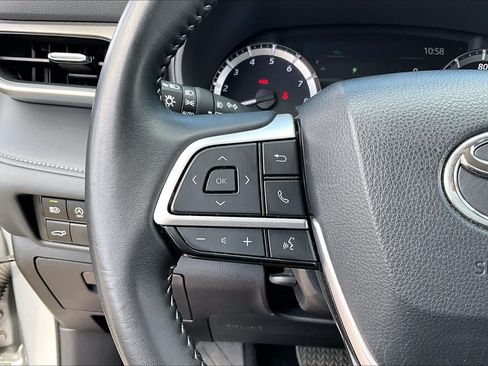 Used 2025 Toyota Highlander XLE FWD image 23