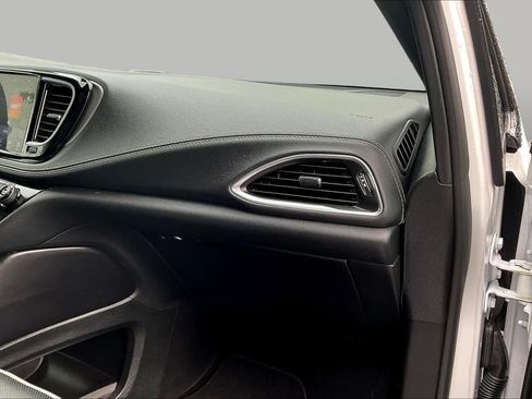 Used 2024 Chrysler Pacifica Premium FWD image 19
