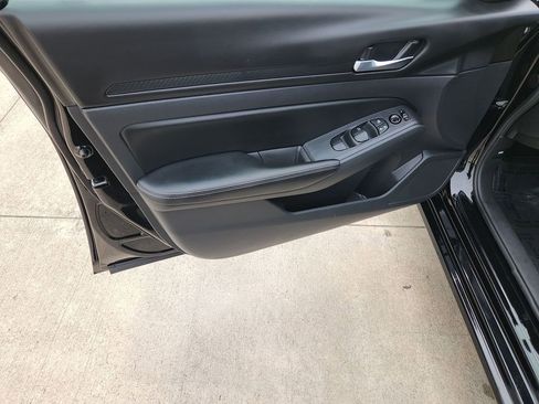 Used 2025 Nissan Altima 2.5 SV FWD image 27