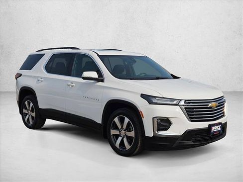 Used 2023 Chevrolet Traverse LT w/ LT Premium Package AWD/4WD image 3