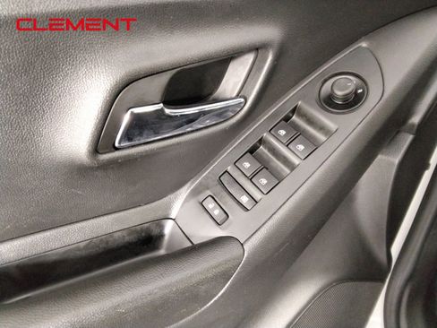Used 2022 Chevrolet Trax LS AWD/4WD image 18