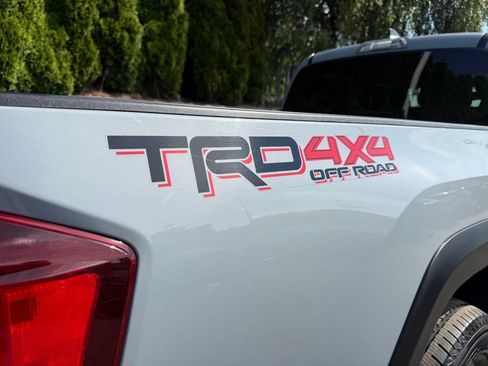 Used 2019 Toyota Tacoma TRD Off-Road w/ Technology Package AWD/4WD image 8