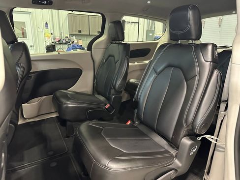 Used 2024 Chrysler Pacifica Touring-L FWD image 26