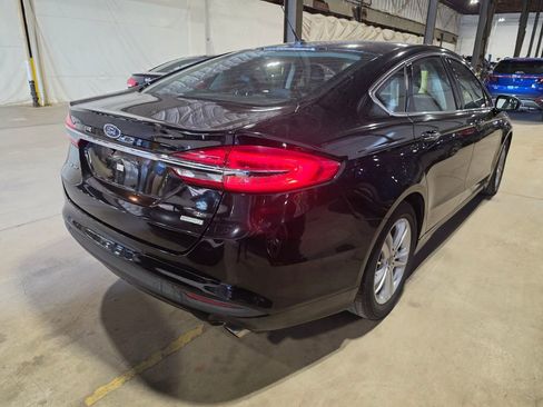 Used 2018 Ford Fusion SE w/ Fusion SE Technology Package image 2