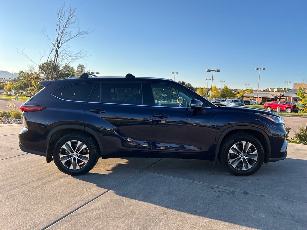 Used 2022 Toyota Highlander XLE AWD/4WD image 10