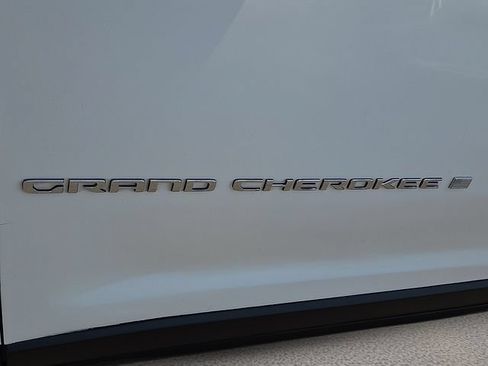 Used 2022 Jeep Grand Cherokee Limited AWD/4WD image 7