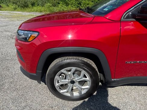 Used 2025 Jeep Compass Latitude w/ Sun & Sound Group AWD/4WD image 6