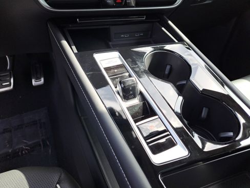 Used 2024 Volkswagen Atlas SEL Premium R-Line image 18