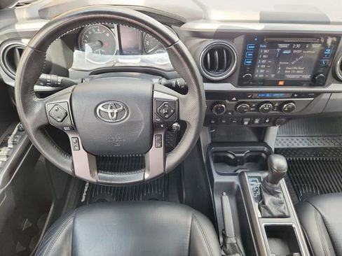 Used 2019 Toyota Tacoma TRD Sport w/ TRD Premium Sport Package AWD/4WD image 11