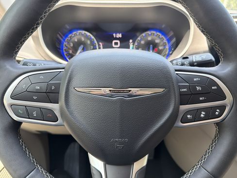 Used 2024 Chrysler Pacifica Touring-L FWD image 11