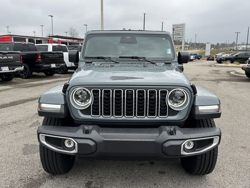 Used 2025 Jeep Wrangler Sahara image 2