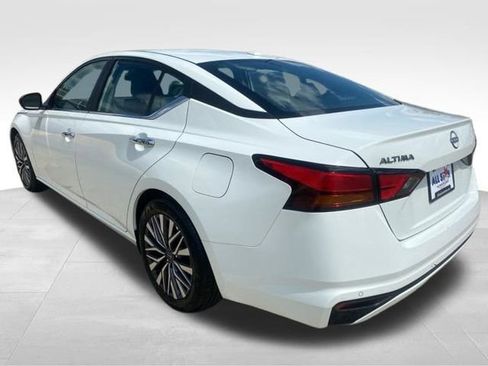 Used 2025 Nissan Altima 2.5 SV FWD image 12