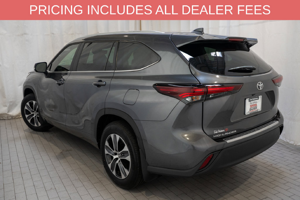 Used 2024 Toyota Highlander XLE FWD image 3