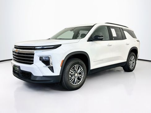 Used 2025 Chevrolet Traverse LT AWD/4WD image 3