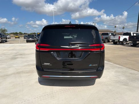 Used 2025 Chrysler Pacifica Select FWD image 6