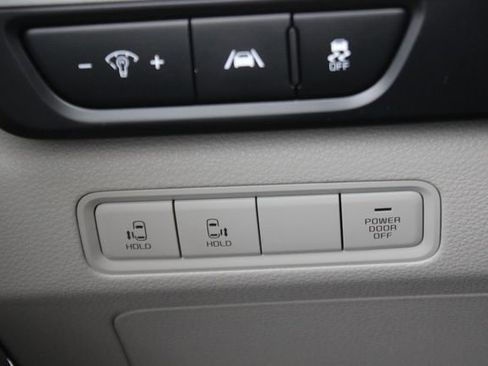 Used 2024 Kia Carnival LX FWD image 16