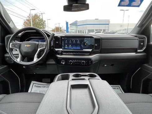 Used 2022 Chevrolet Silverado 1500 LT image 3