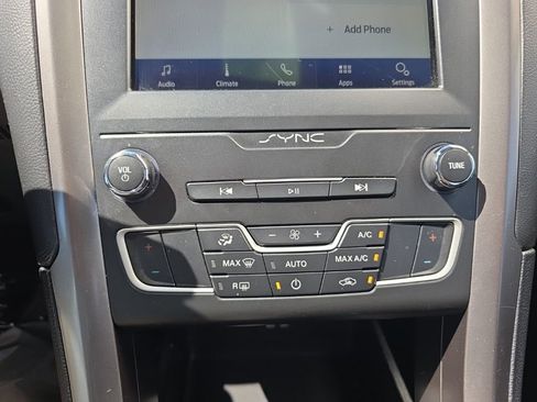 Used 2020 Ford Fusion SE FWD image 21