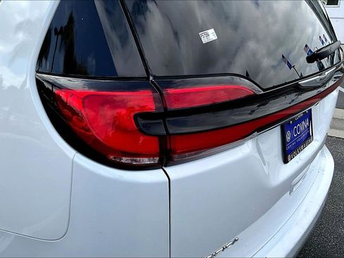 Used 2023 Chrysler Pacifica Touring-L FWD image 22
