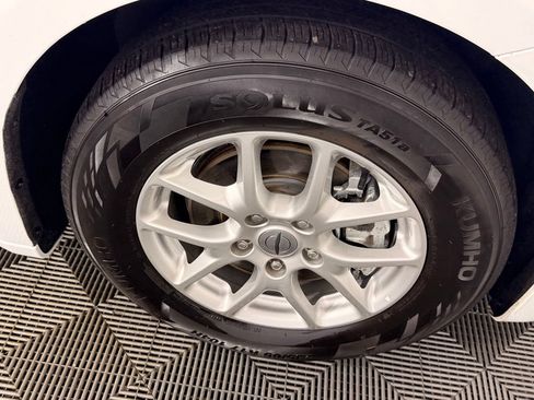 Used 2023 Chrysler Pacifica Touring-L FWD image 12