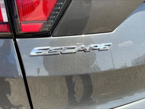 Used 2018 Ford Escape S image 9