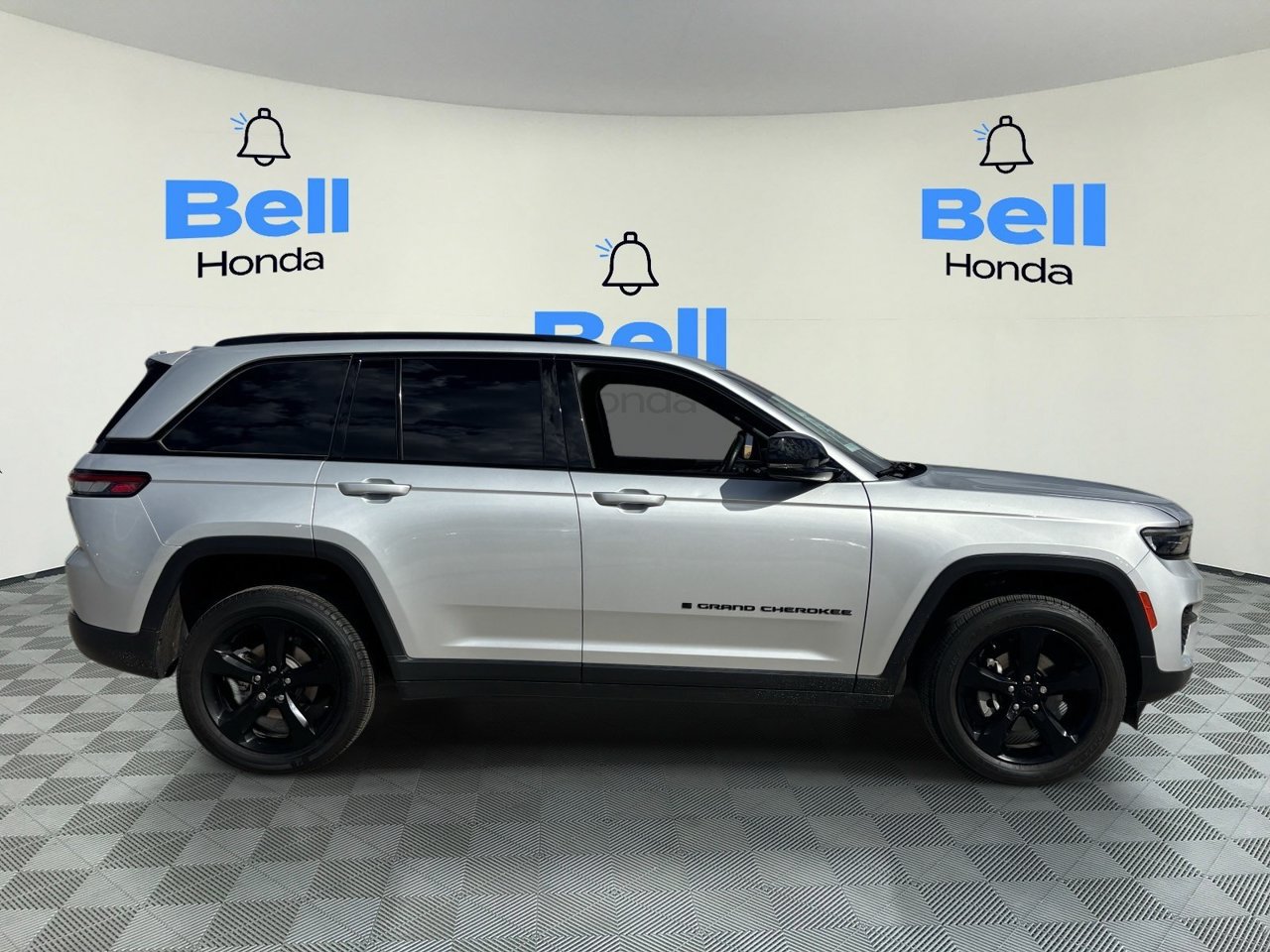 Used 2022 Jeep Grand Cherokee Altitude AWD/4WD image 5