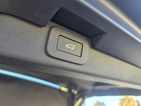 New 2025 Land Rover Discovery Dynamic SE image 18