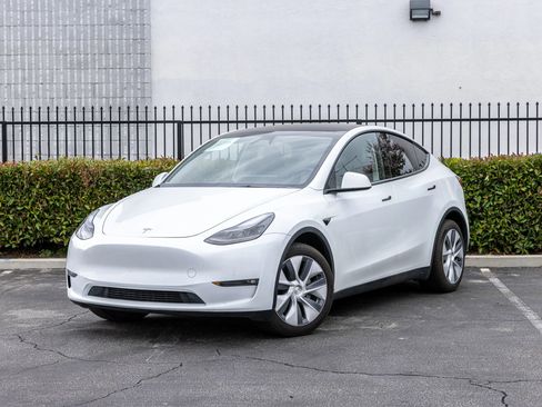 Used 2024 Tesla Model Y Long Range AWD/4WD image 17