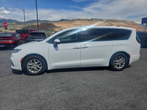 Used 2023 Chrysler Pacifica Touring-L FWD image 4