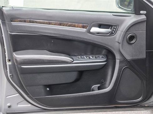 Used 2018 Chrysler 300 Limited image 19