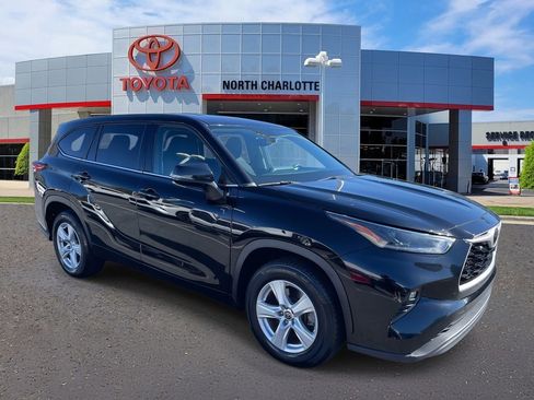 Used 2021 Toyota Highlander LE image 1