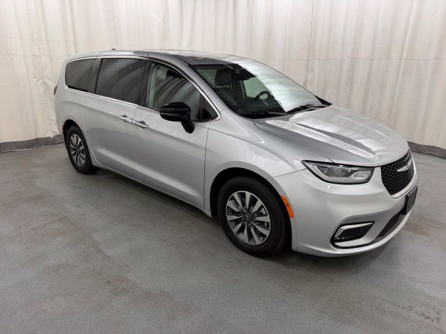 Used 2024 Chrysler Pacifica Limited FWD image 1