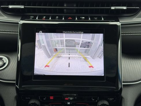 Used 2023 Jeep Grand Cherokee Laredo image 4