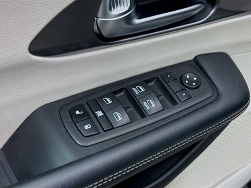 Used 2023 Chrysler Pacifica Touring-L image 17