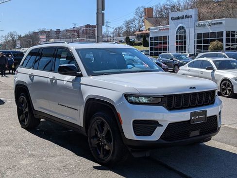 Used 2023 Jeep Grand Cherokee Altitude image 4